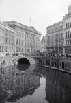 853221 Gezicht op het Stadhuis (Stadhuisbrug 1) te Utrecht, tijdens de intocht van de geallieerden.